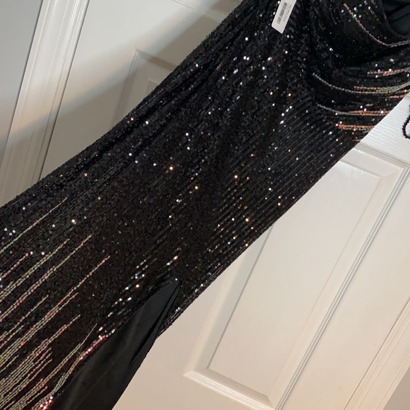 KALINNU one shoulder gown - Picture 4 of 4